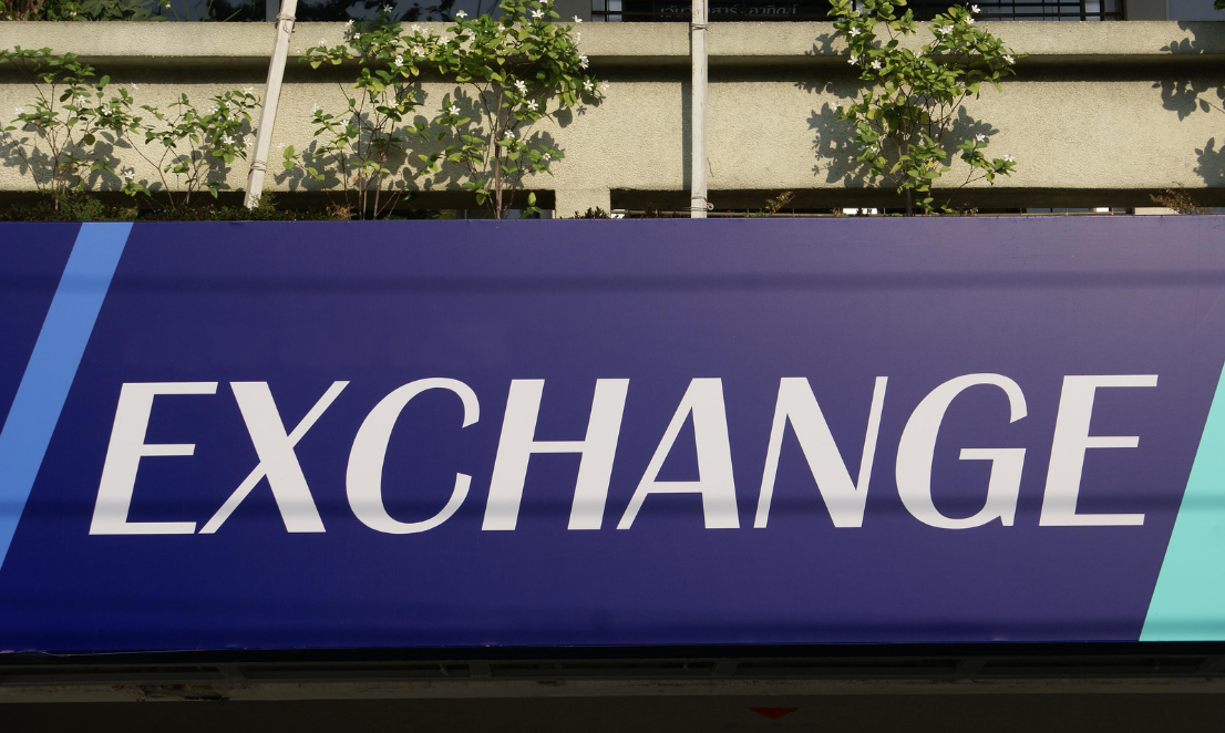 Hai loại sàn giao dịch chính trong thế giới tiền điện tử là sàn giao dịch tập trung (CEX) và sàn giao dịch phi tập trung (DEX).